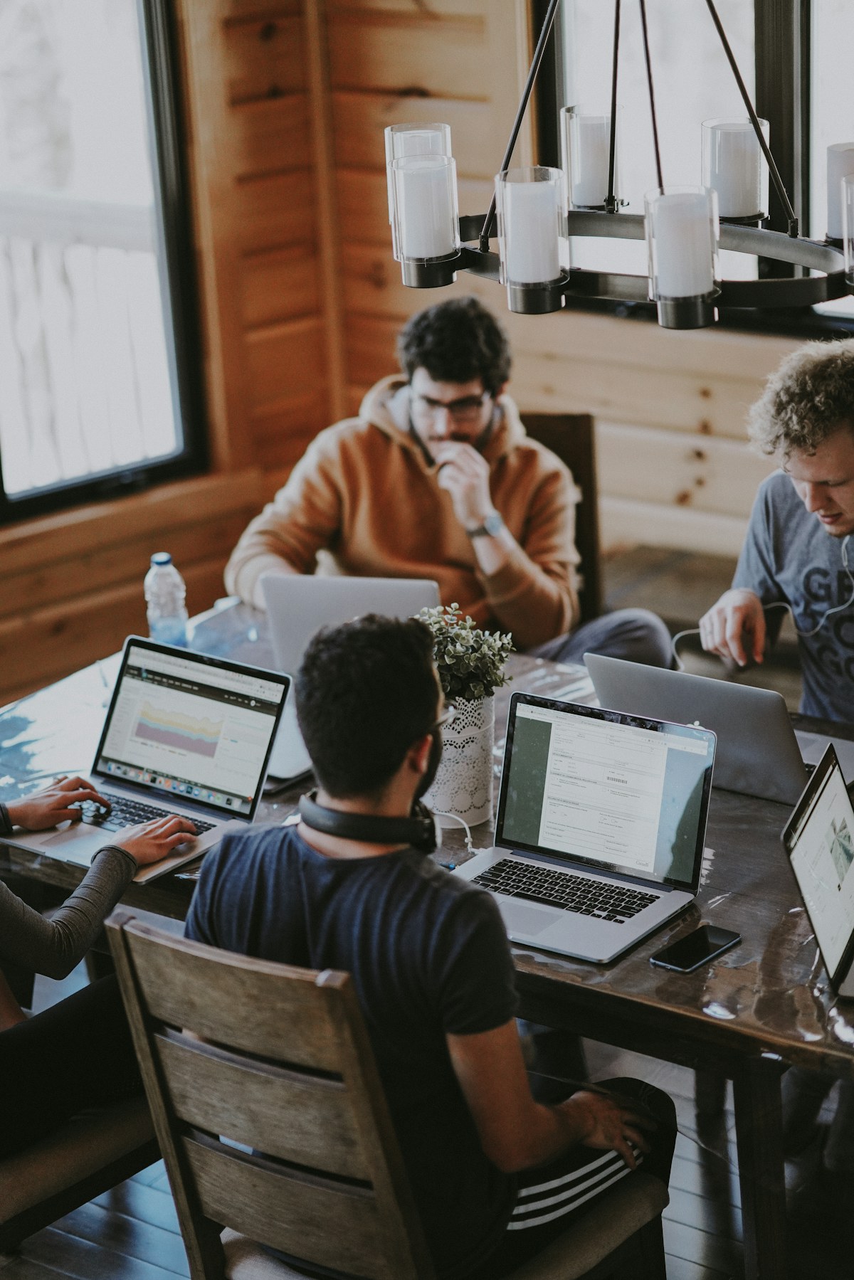 Equipe analisando dados em computadores